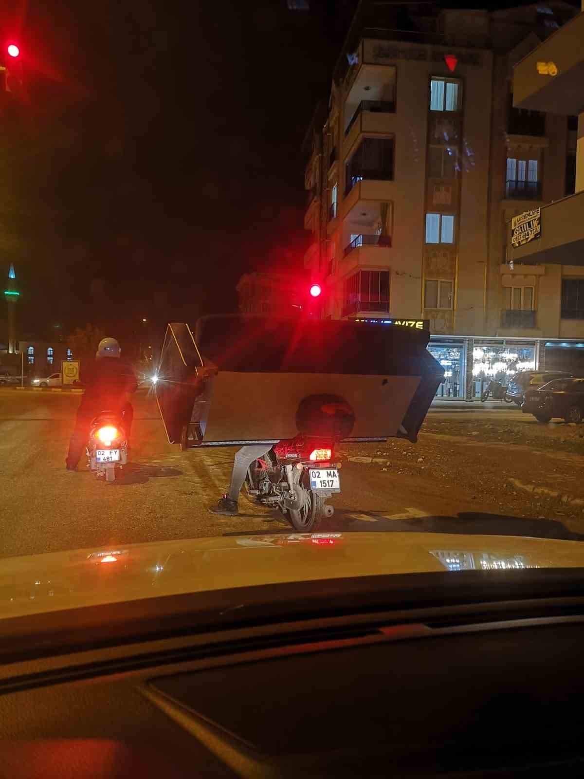 adiyamanda ilginc goruntu motosikletle koltuk tasidi 0 E7W5CfGL
