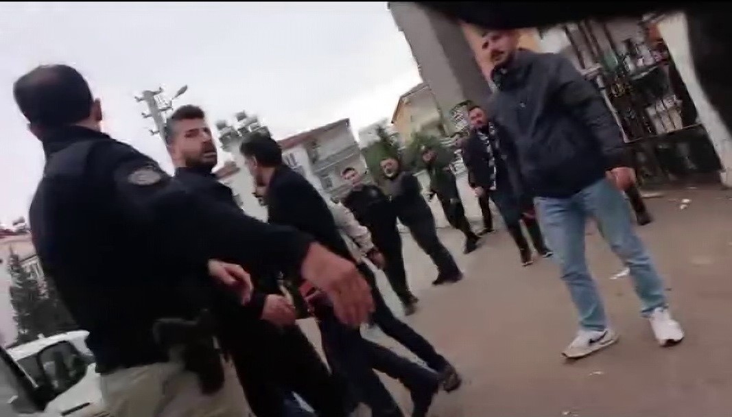 adiyamanda intihar olayini haber yapan gazetecileri polisler darbetti 0 4CvAZaAn