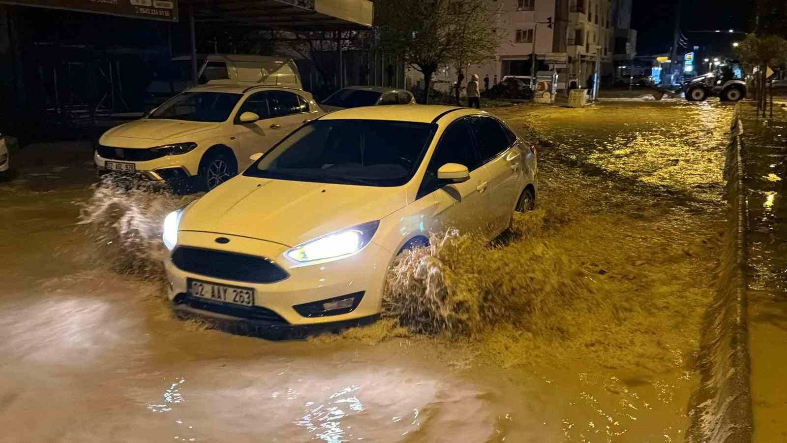 Adıyaman’da kuvvetli yağış sele neden oldu, araçlar mahsur kaldı 5 adiyamanda kuvvetli yagis sele neden oldu araclar mahsur kaldi 1 1GfAVM28