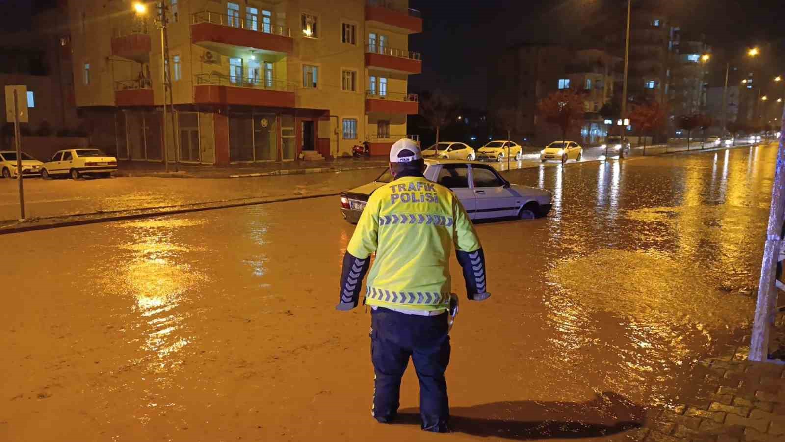 Adıyaman’da kuvvetli yağış sele neden oldu, araçlar mahsur kaldı 7 adiyamanda kuvvetli yagis sele neden oldu araclar mahsur kaldi 3 P8WXZkiE