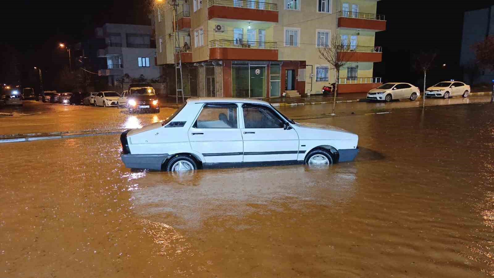 Adıyaman’da kuvvetli yağış sele neden oldu, araçlar mahsur kaldı 8 adiyamanda kuvvetli yagis sele neden oldu araclar mahsur kaldi 4 J2raI75N