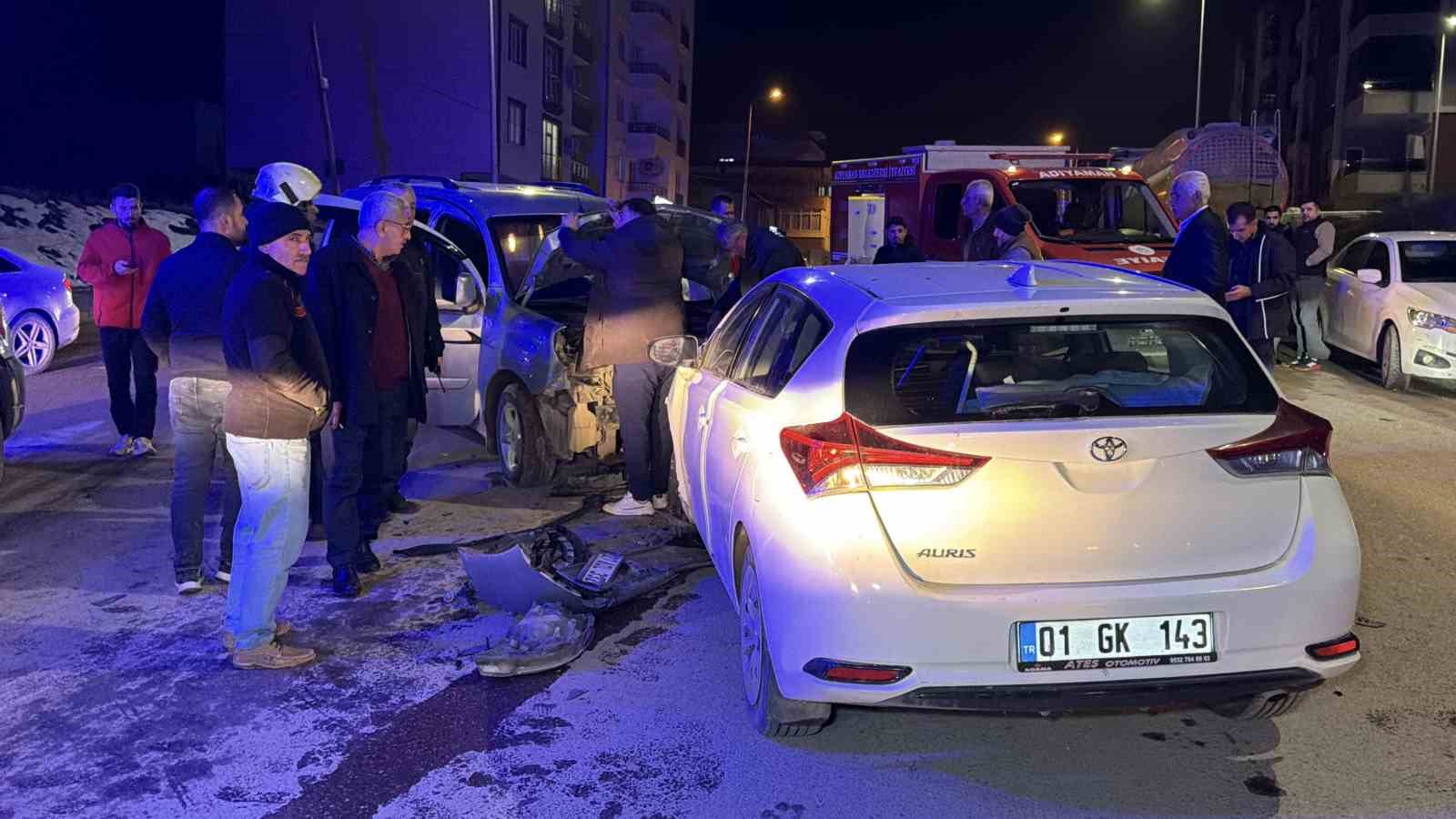 adiyamanda otomobil ile hafif ticari arac carpisti 3 yarali 2 rK86gJBY