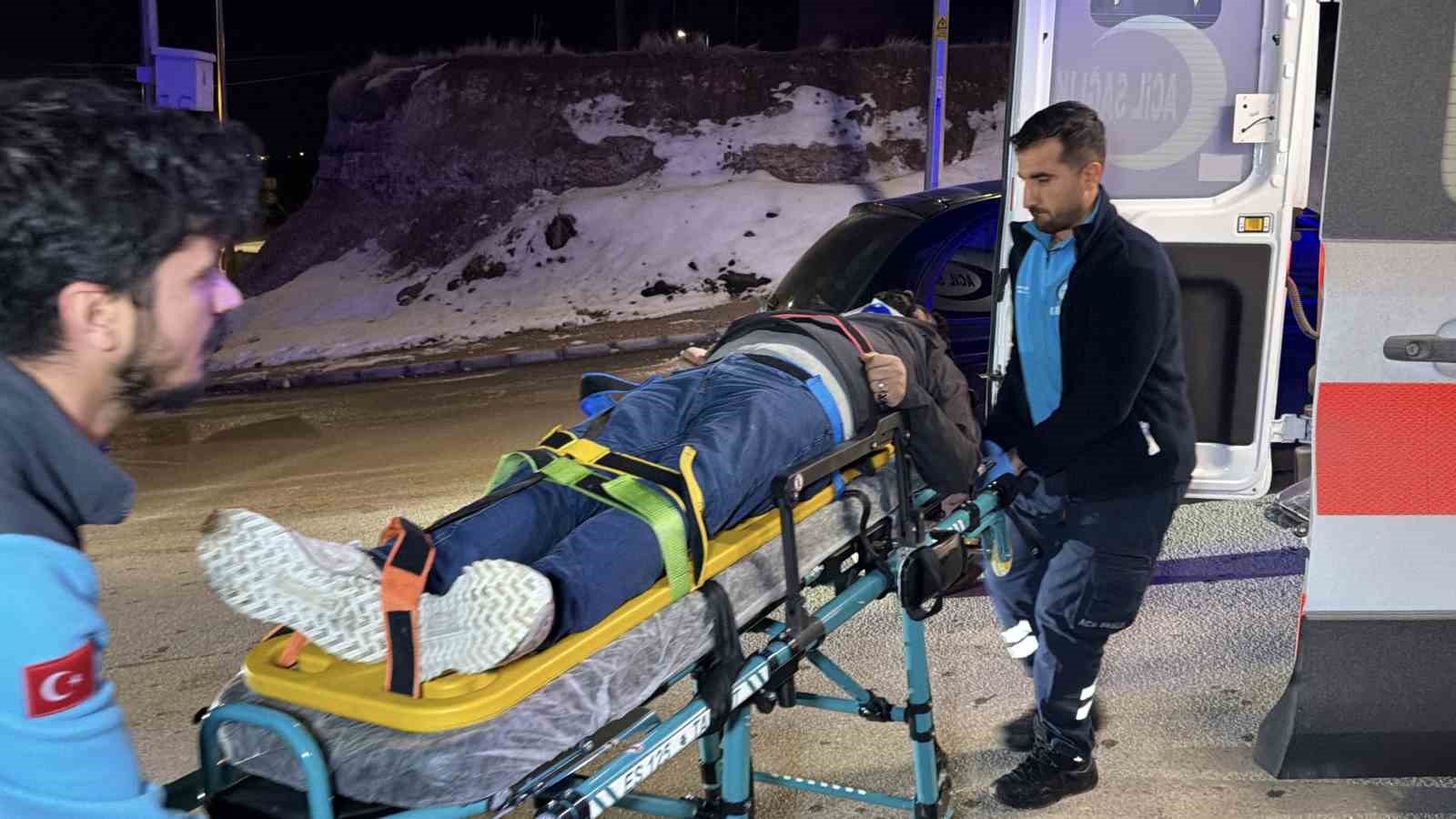 adiyamanda otomobil ile hafif ticari arac carpisti 3 yarali 3 y4rY8Yus