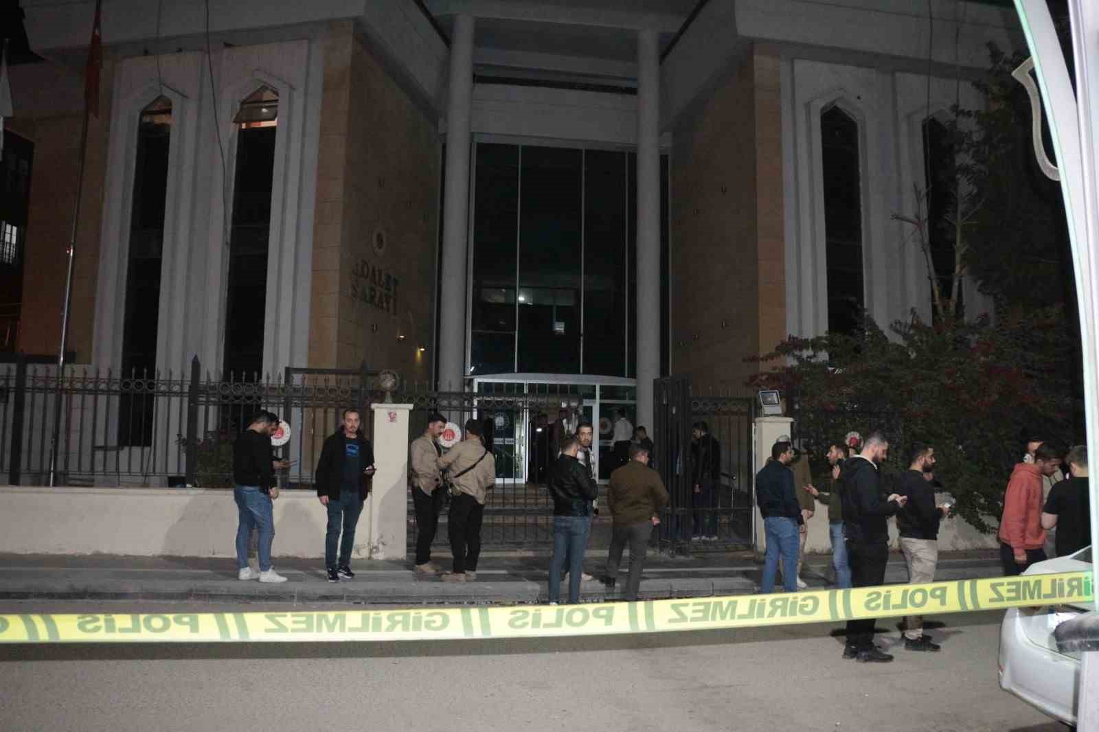 adliye cikisinda silahli saldiriya ugrayan 2 kisi agir yaralandi 0 cKSWELOs