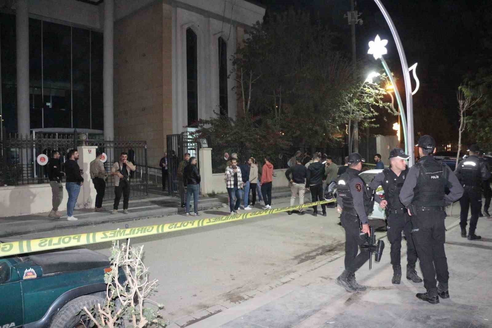 adliye cikisinda silahli saldiriya ugrayan 2 kisi agir yaralandi 2 aE4rqI8b