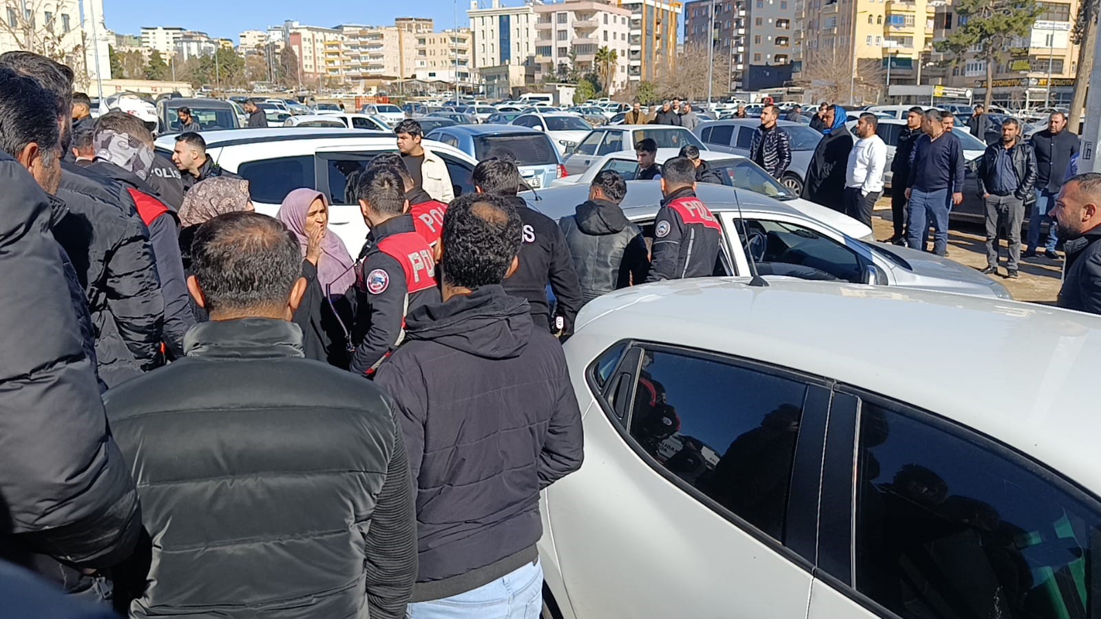 adliye onunde bosanma kavgasi 2 yarali 1 XA8e7sSb
