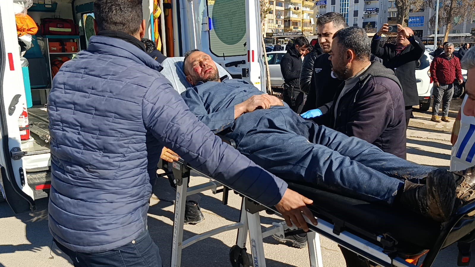 adliye onunde bosanma kavgasi 2 yarali 4 TbIq7NQz