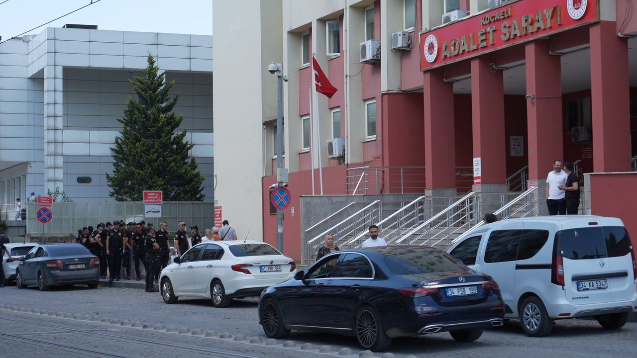 adliye onunde cinayetle biten husumetin durusmasi goruldu 5 wwdT98Gu