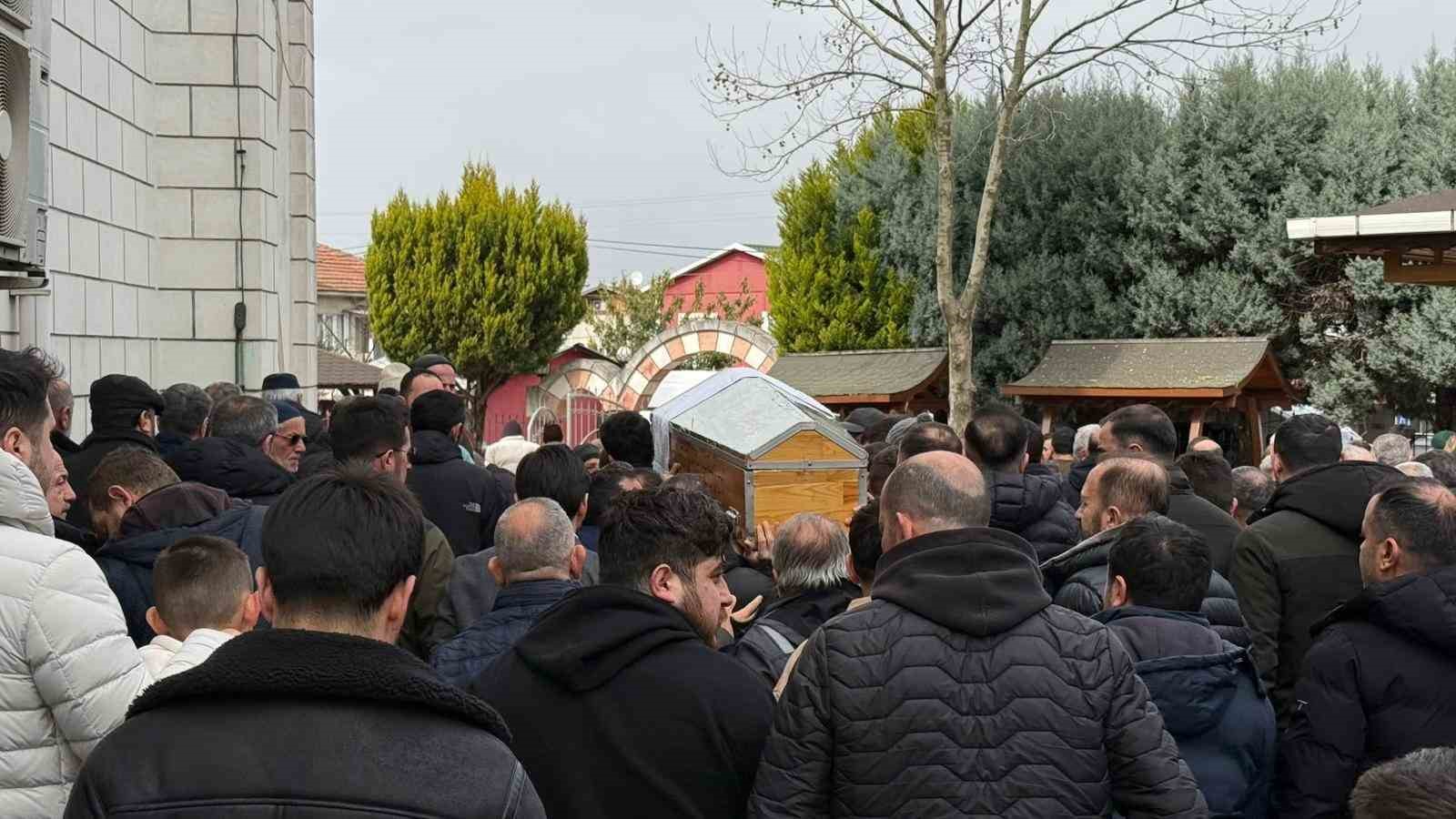 adliye onunde kalbinden bicaklanarak oldurulen emrahin amcasi konustu 3 RJ8IMFl6