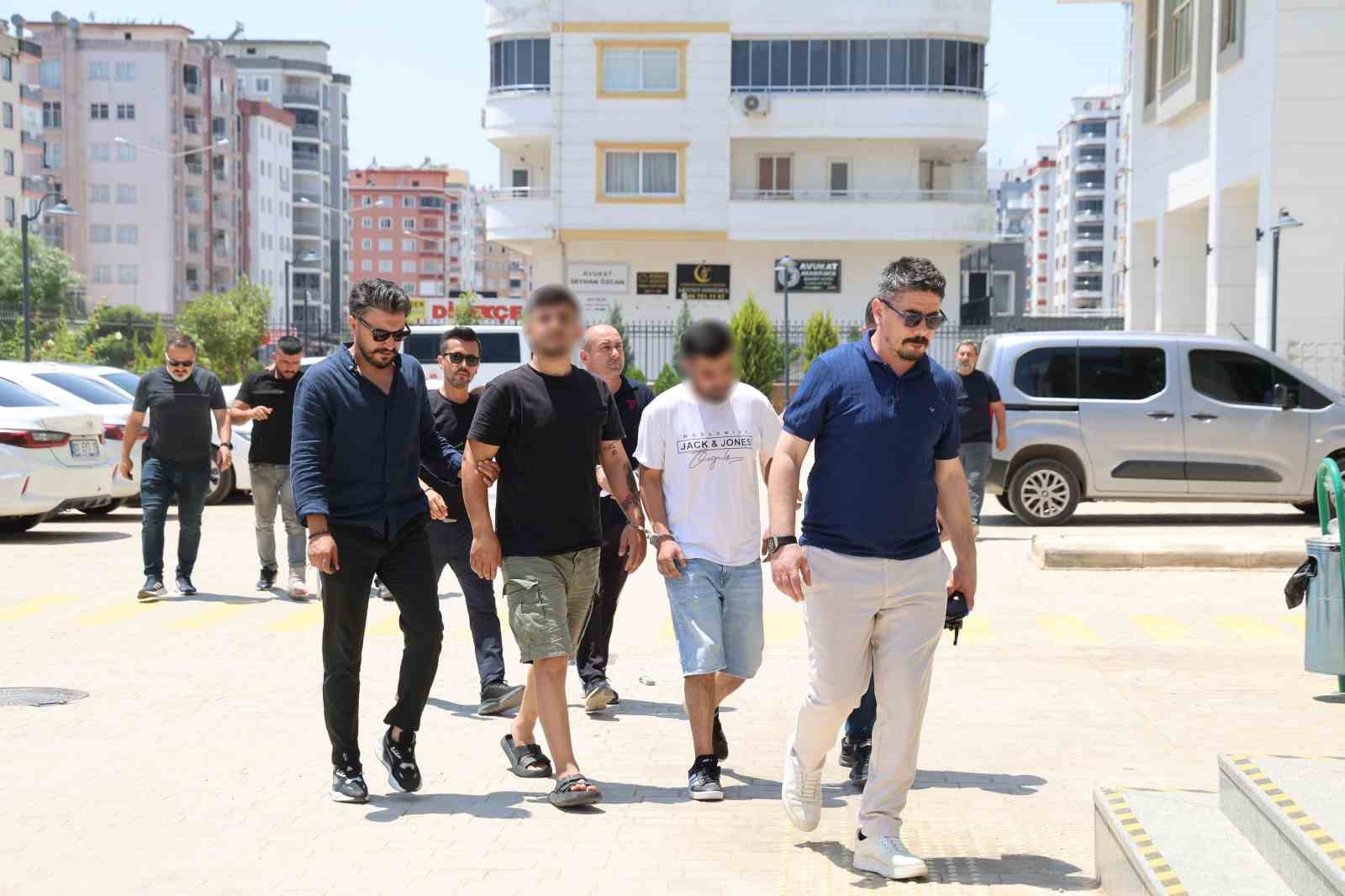 adliye onundeki silahli kavganin 4 suphelisi serbest birakildi 0 cCGkMtiR