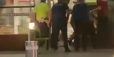 adnan-menderes-havalimaninda-hareketli-anlar-4-polis-bicaklandi-MyPSnxb2.jpg