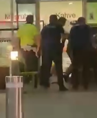 adnan-menderes-havalimaninda-hareketli-anlar-4-polis-bicaklandi-MyPSnxb2.jpg
