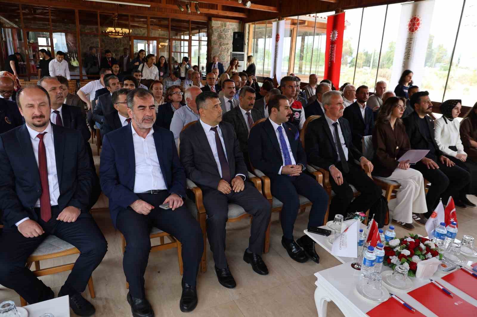 "Adnan Menderes idam edilmeden önce hemşehrilerinin silahlarını topladılar" 8 adnan menderes idam edilmeden once hemsehrilerinin silahlarini topladilar 4