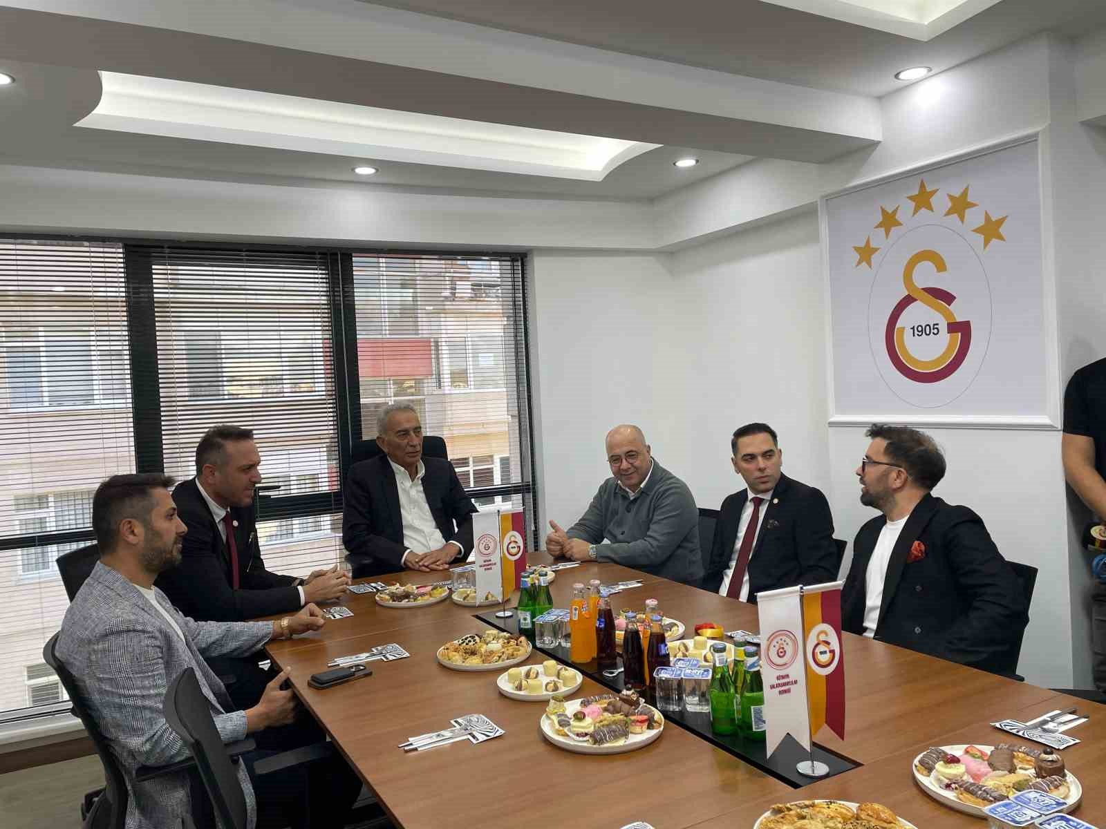 Adnan Polat, 1905 Kütahya Galatasaraylılar Derneği’nin açılışına katıldı 4 adnan polat 1905 kutahya galatasaraylilar derneginin acilisina katildi 0