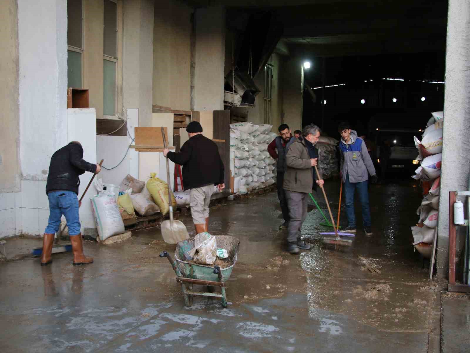 afad baskani pehlivan usaktaki taskinlar su an itibariyla yaklasik 100 arac 150 personel gorev VwHgd22h