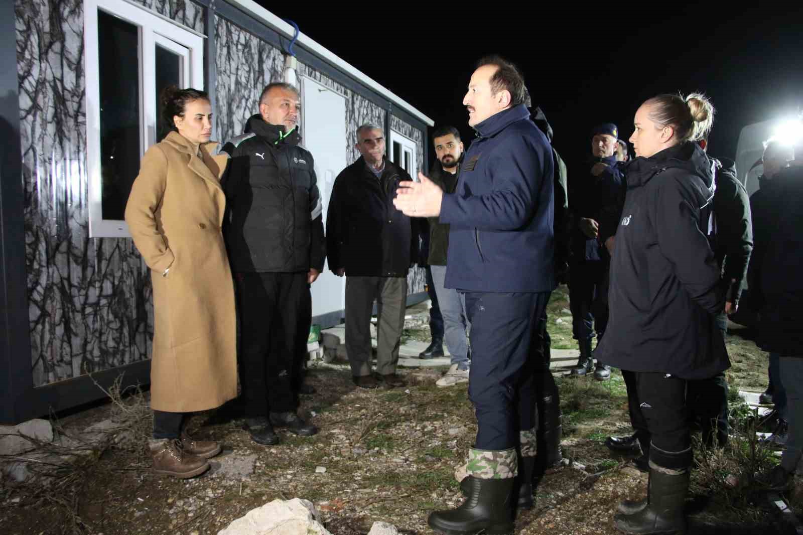 afad baskani pehlivan usaktaki taskinlar su an itibariyla yaklasik 100 arac 150 personel gorev nOIJyBcb