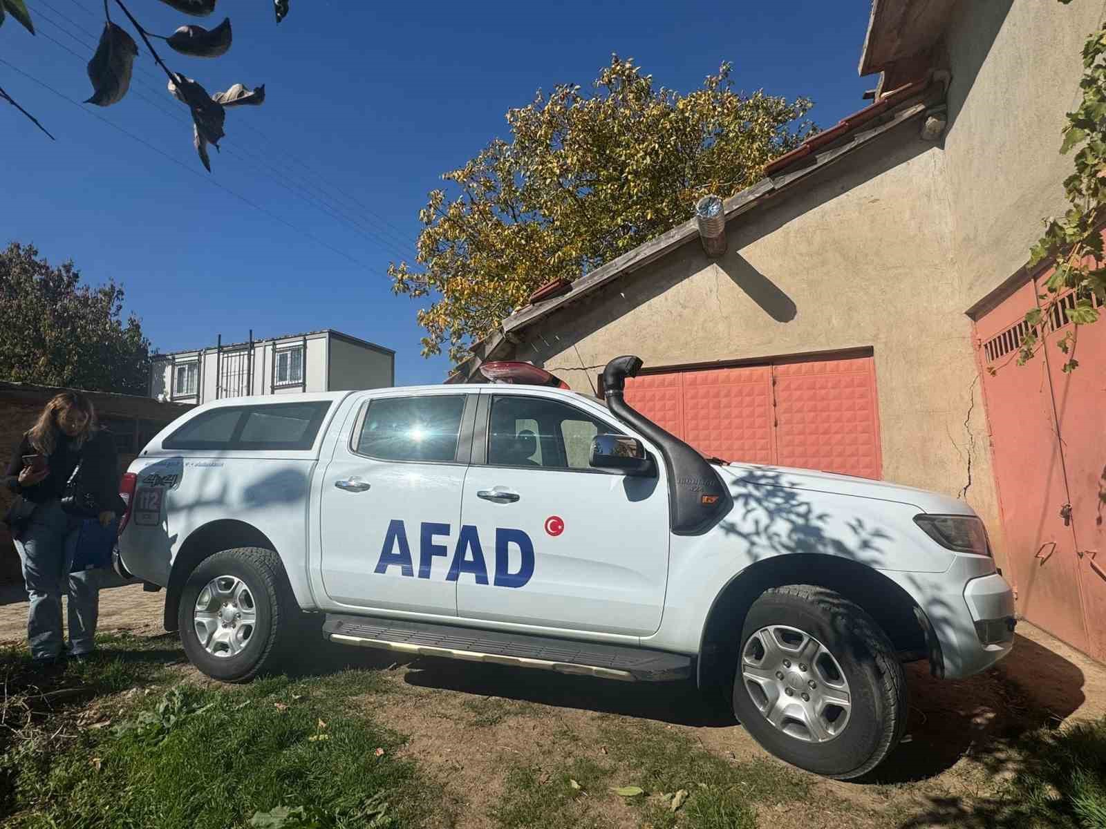 afad ekipleri egirdirde obruk olusan elma bahcesinde inceleme yapti 2