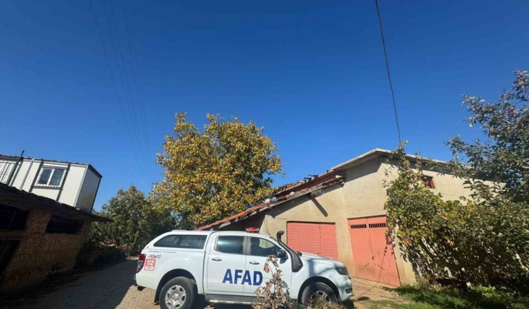 afad-ekipleri-egirdirde-obruk-olusan-elma-bahcesinde-inceleme-yapti-MDnm2NSM.jpg