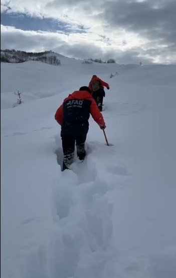 afad ekipleri yogun kar altinda 4 saat yuruyerek aileye ulasti 1 7kfzRKMG