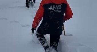 afad-ekipleri-yogun-kar-altinda-4-saat-yuruyerek-aileye-ulasti-HTBfV2yA.jpg