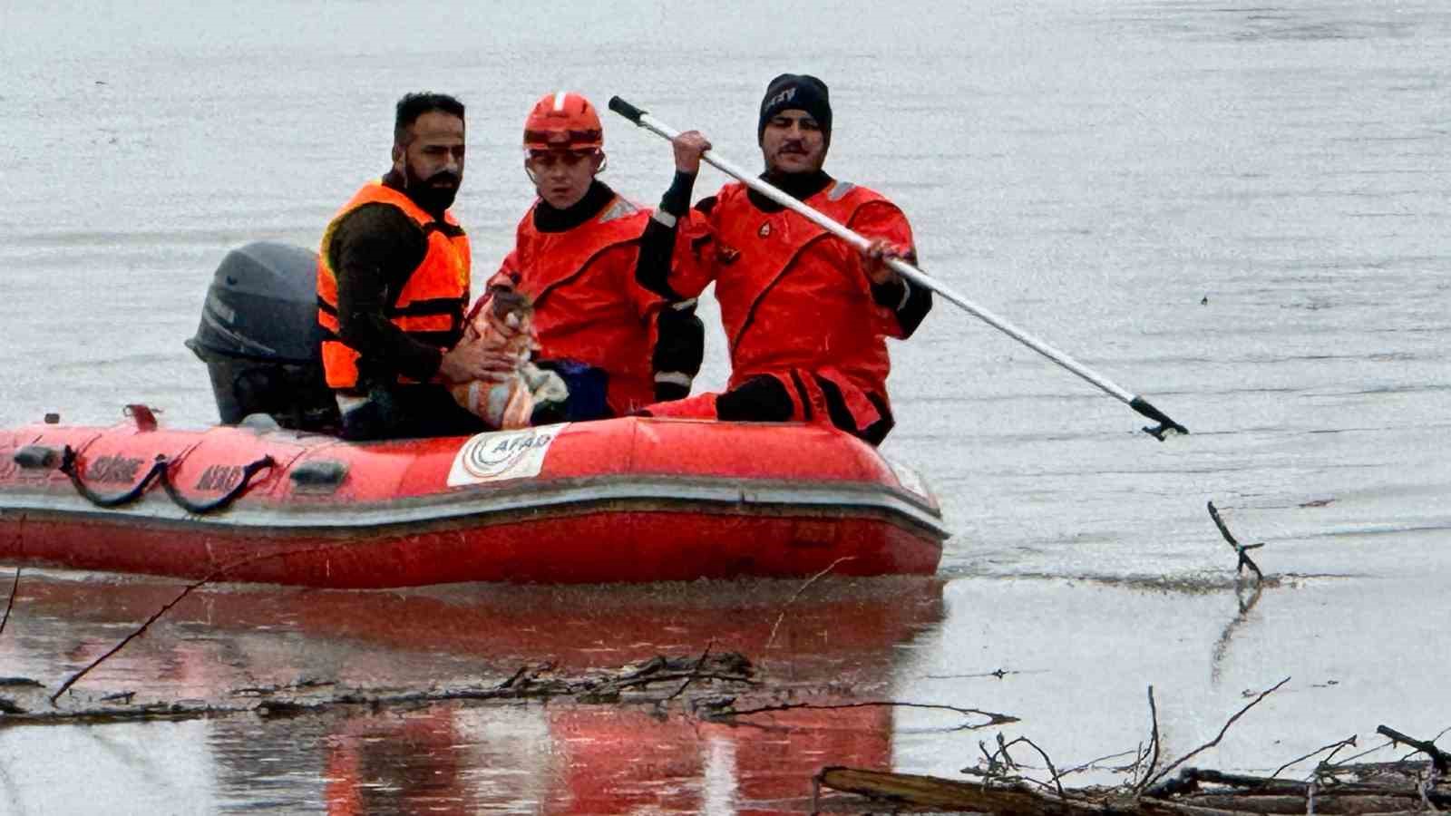 afad mahsur kalan hayvanlari tahliye ediyor 4 pb3cuZKi