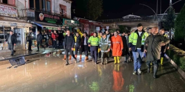 afad-su-baskinlarinin-yol-actigi-olumsuzluklari-bertaraf-etmek-uzere-bin-513-personel-ve-196-L1tTOsrM.jpg
