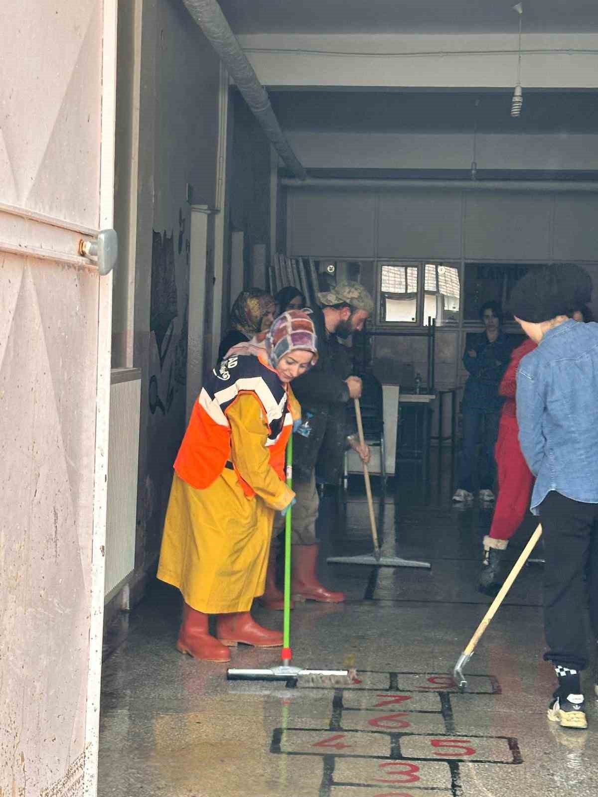 afad su baskinlarinin yol actigi olumsuzluklari bertaraf etmek uzere bin 513 personel ve 196 fJ3nBfNU