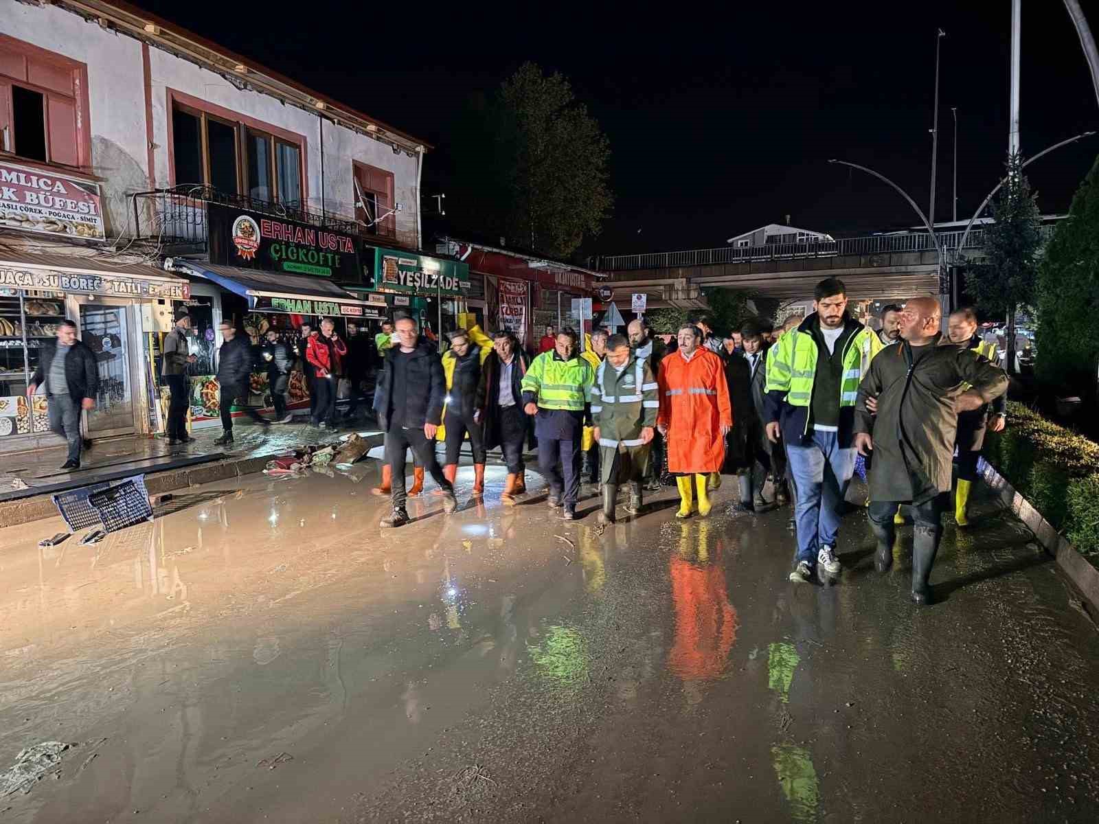 afad su baskinlarinin yol actigi olumsuzluklari bertaraf etmek uzere bin 513 personel ve 196
