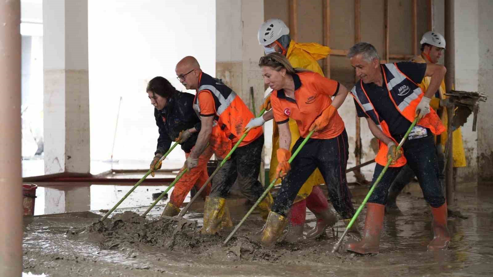 afad su baskinlarinin yol actigi olumsuzluklari bertaraf etmek uzere bin 513 personel ve 196 v7zSVSUB