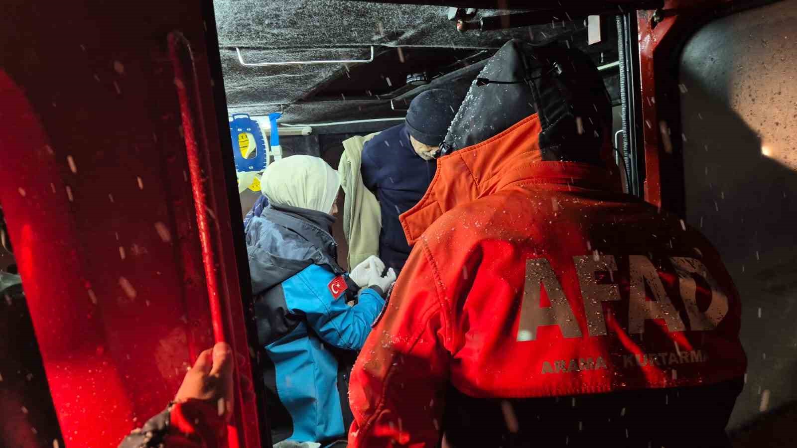 afad ve umke ekipleri kar sebebiyle yolu kapanan koydeki hasta icin seferber oldu 1 HsmTPkfu