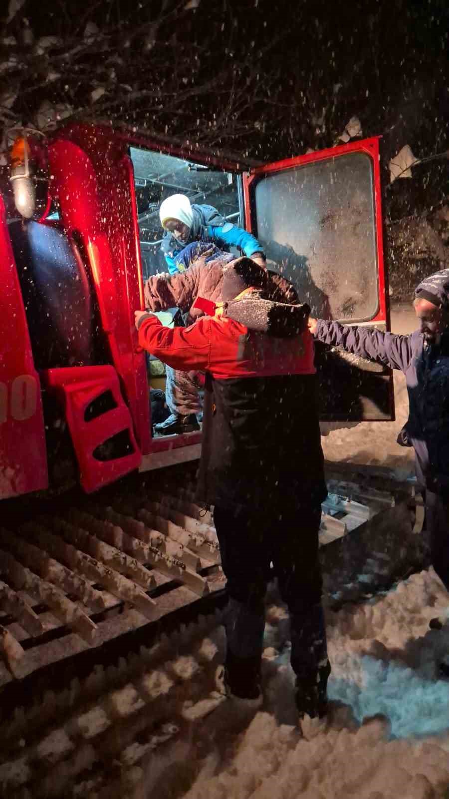 afad ve umke ekipleri kar sebebiyle yolu kapanan koydeki hasta icin seferber oldu 3 CuTZnY7X