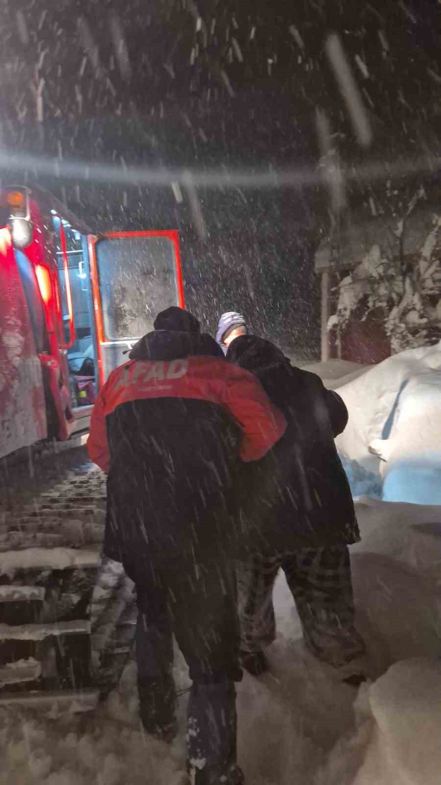 afad ve umke ekipleri kar sebebiyle yolu kapanan koydeki hasta icin seferber oldu 4 dU5RY2PD