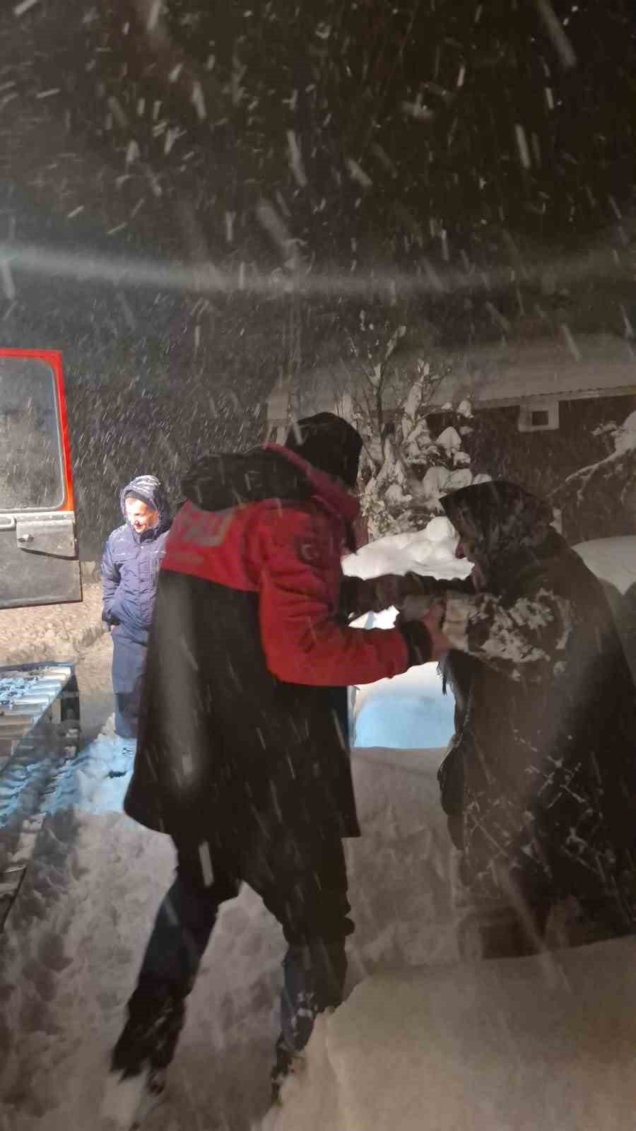 afad ve umke ekipleri kar sebebiyle yolu kapanan koydeki hasta icin seferber oldu 5 JkmbsLCO