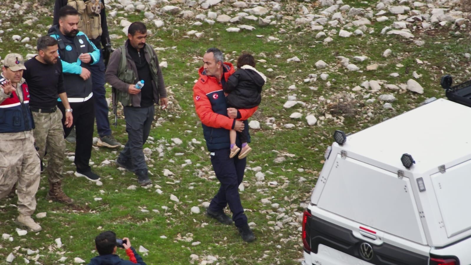 afad zamanla yaristi siirtte kaybolan 3 yasindaki kiz cocugundan mujdeli haber 3 FilXubYP