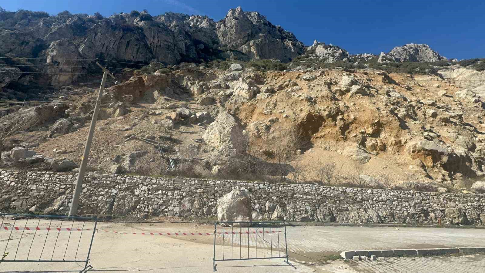 afaddan egirdirde kaya dusmesi sonrasi heyelan incelemesi 4 5rjkEByi