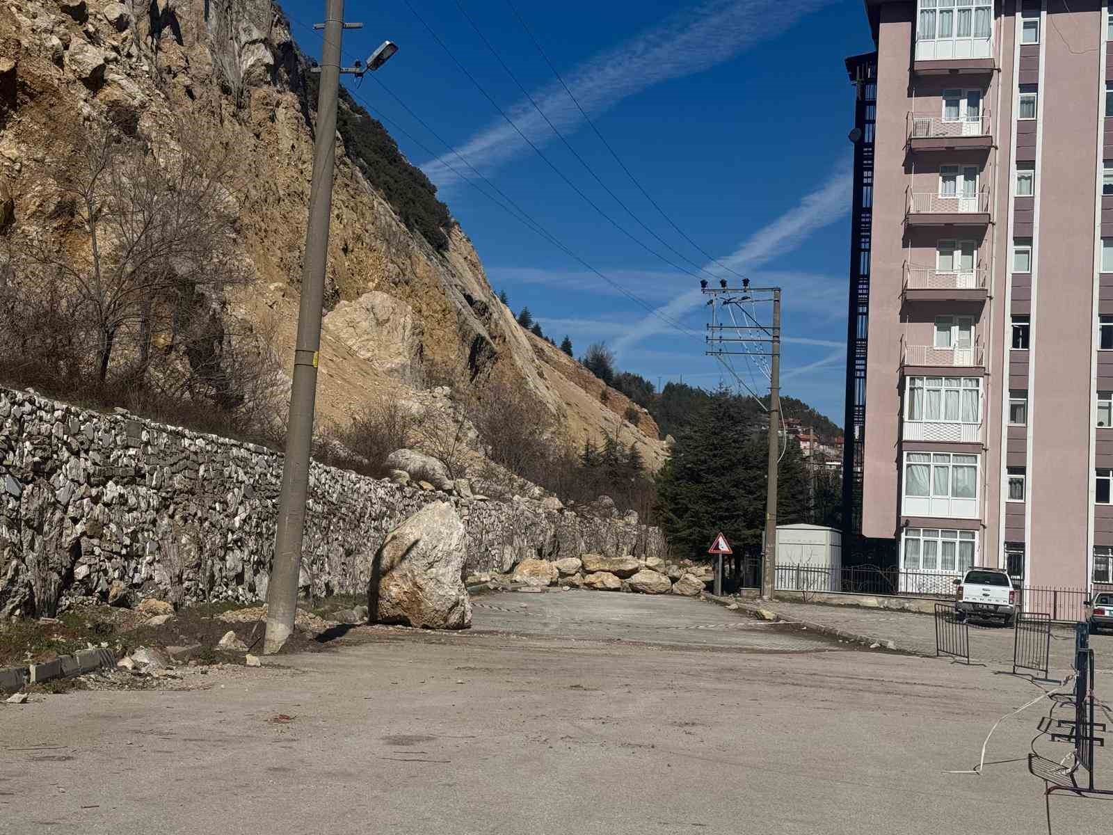 afaddan egirdirde kaya dusmesi sonrasi heyelan incelemesi 5 Ysh2Q4GL