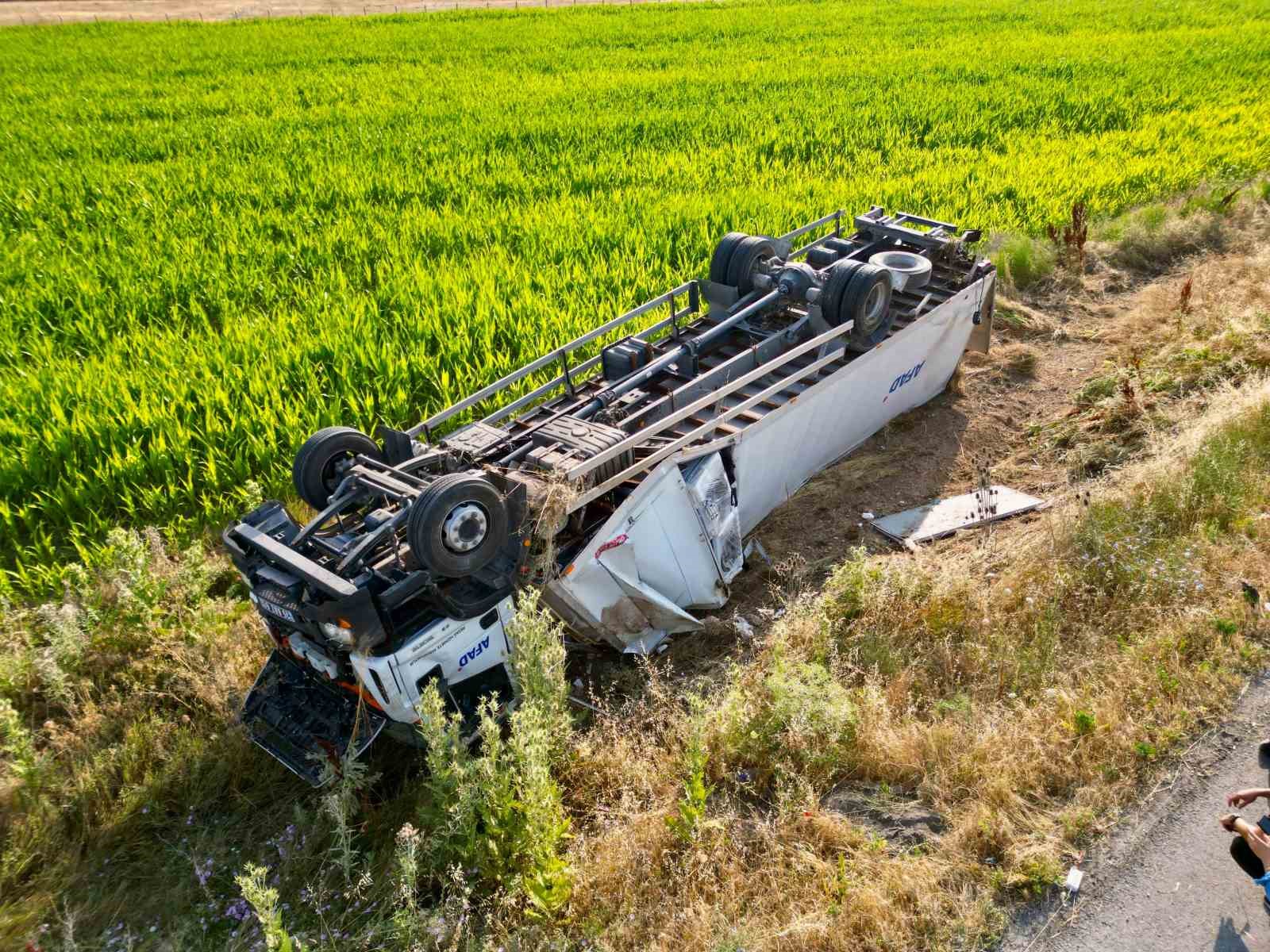 afadin beyaz esya yuklu tiri devrildi 2 yarali 0 UugmlNTN