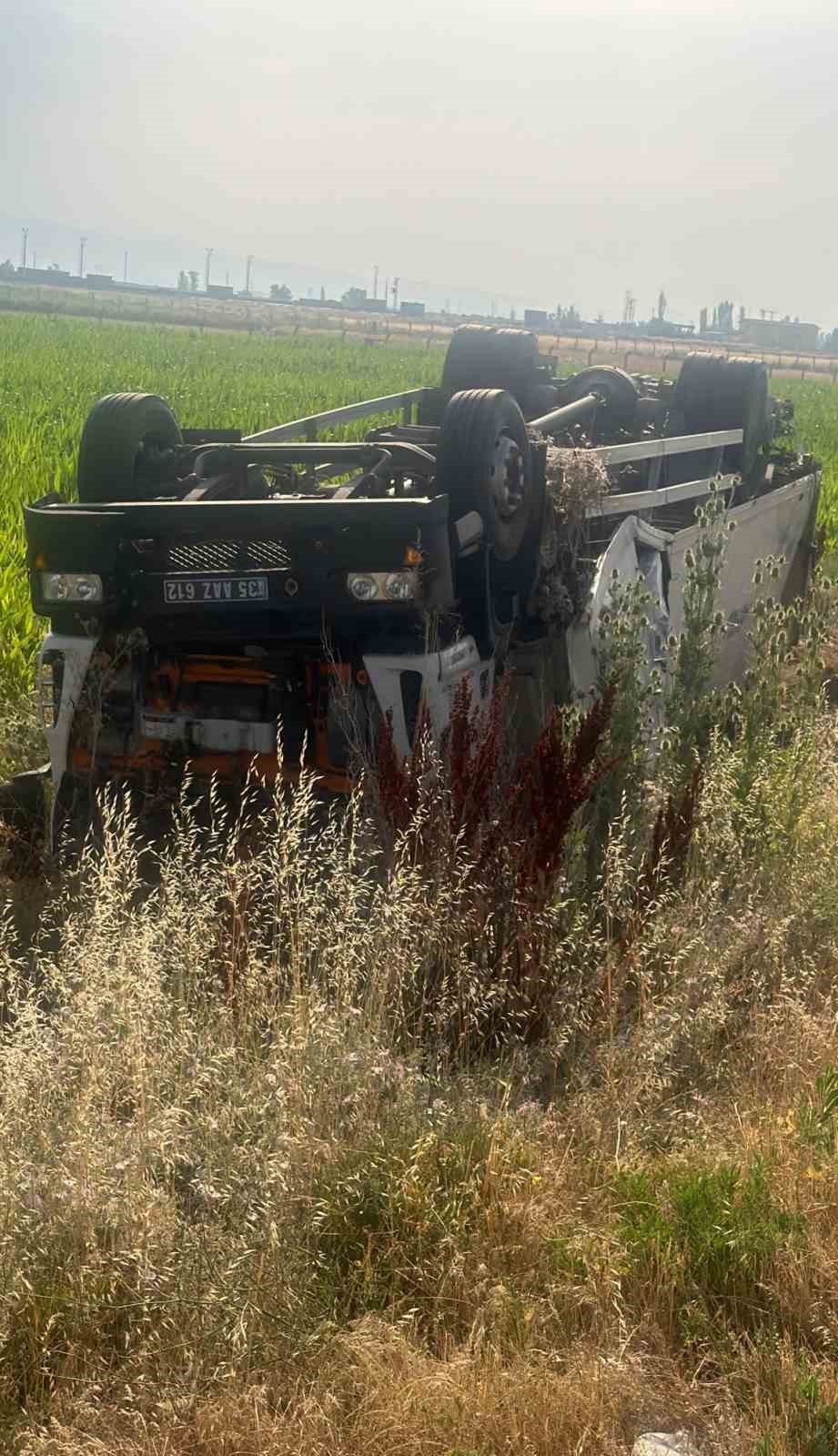 afadin beyaz esya yuklu tiri devrildi 2 yarali 1 nSvVTOc4