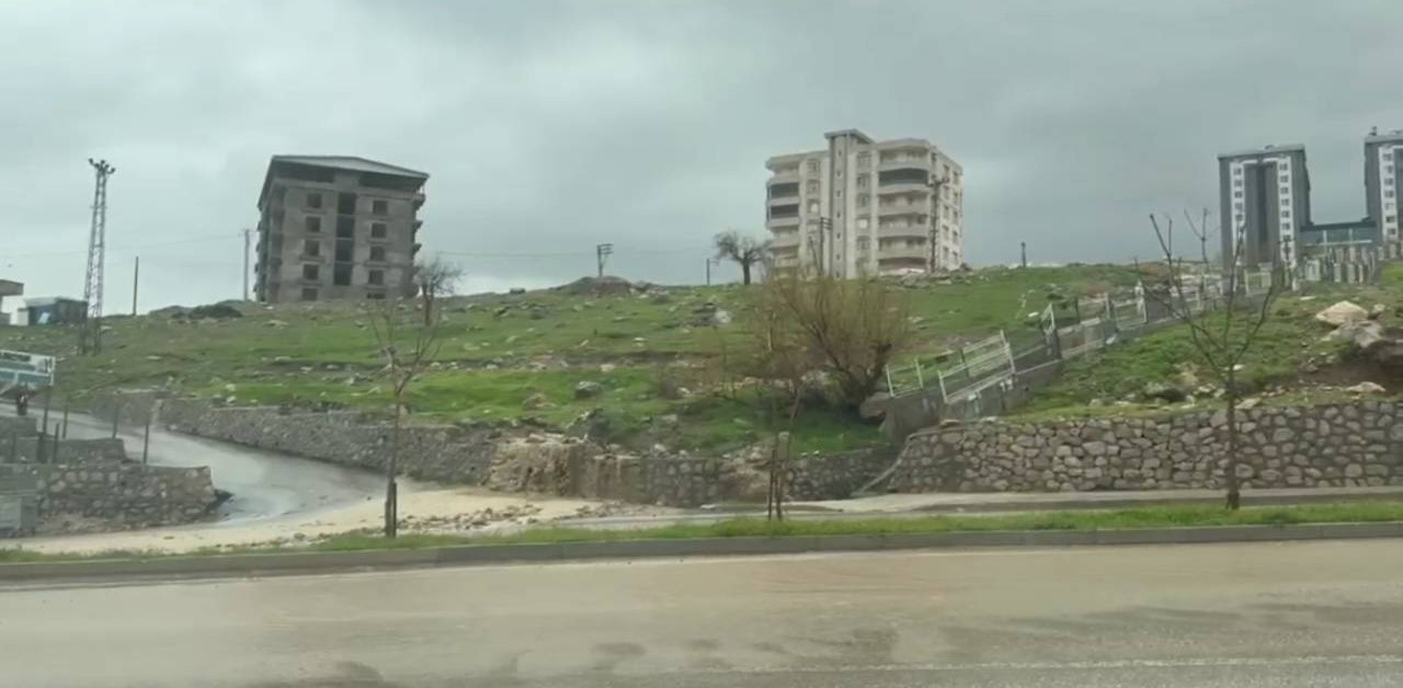 afetin ortasinda tehlikeli oyun cocuklar sel sularinda oynadi 1