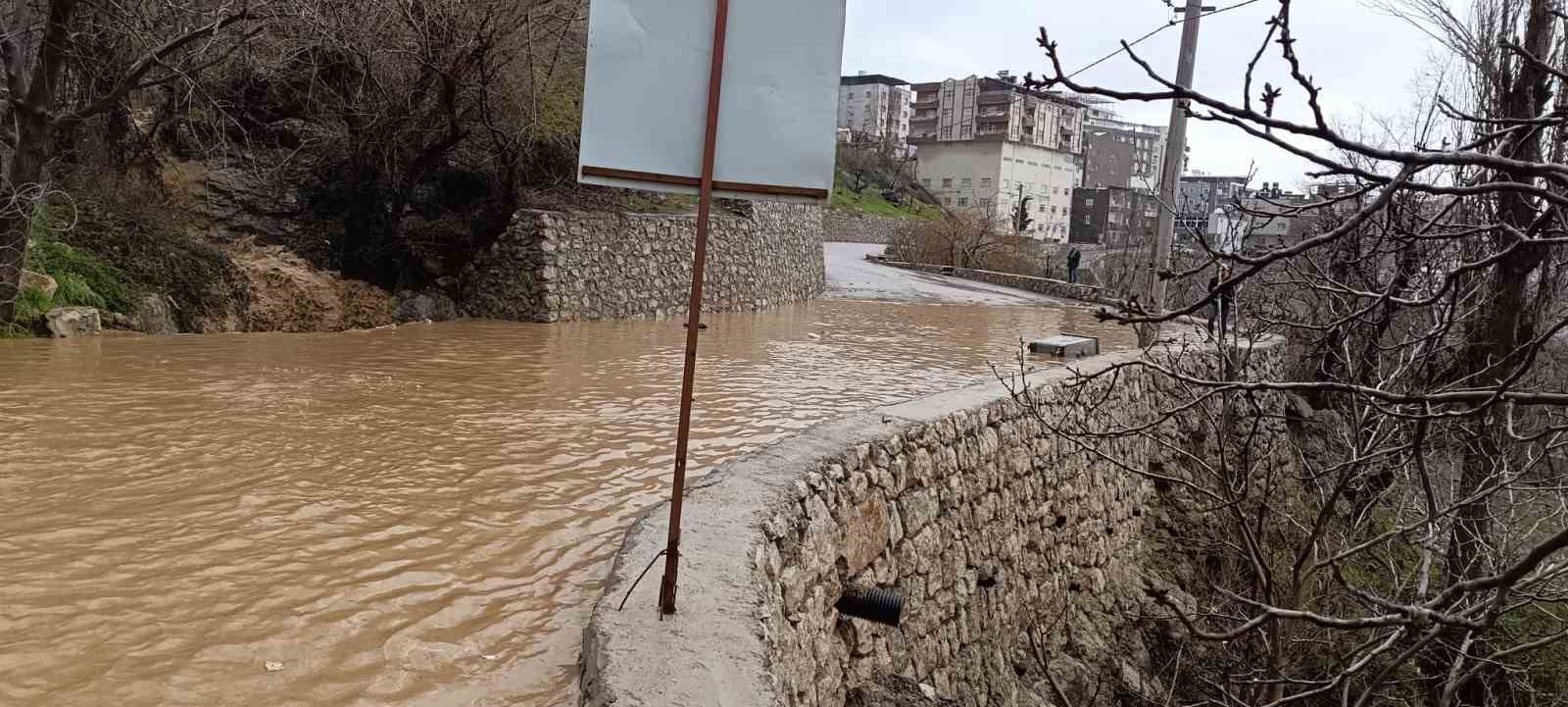 afetin ortasinda tehlikeli oyun cocuklar sel sularinda oynadi 2 2YRIpfVi