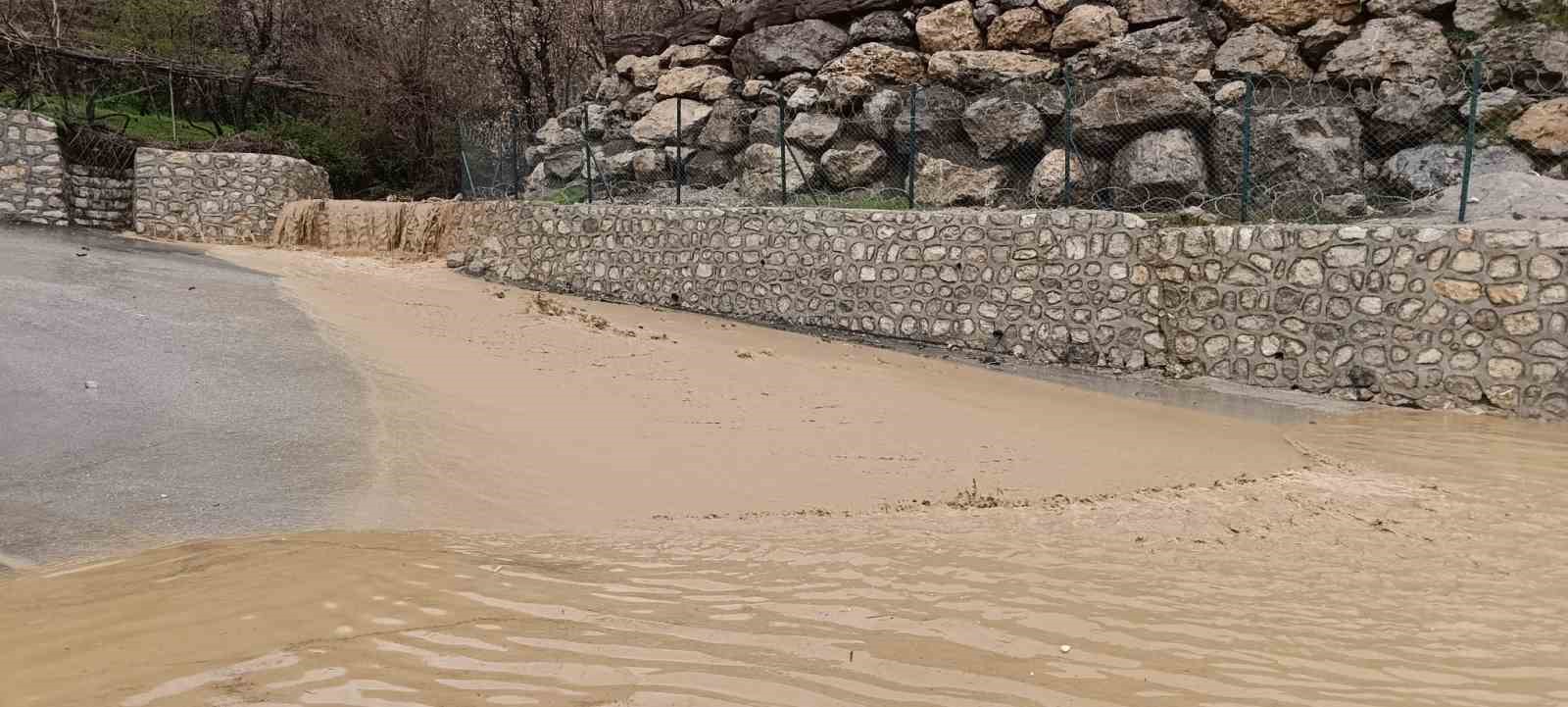 afetin ortasinda tehlikeli oyun cocuklar sel sularinda oynadi 3 IlLOGGc9