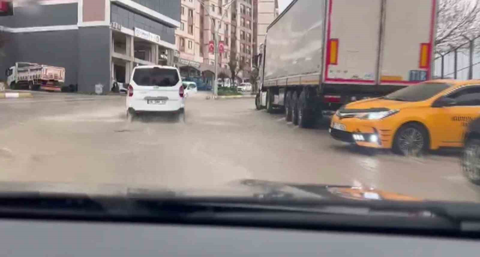 afetin ortasinda tehlikeli oyun cocuklar sel sularinda oynadi 4 Ci37Ui5f