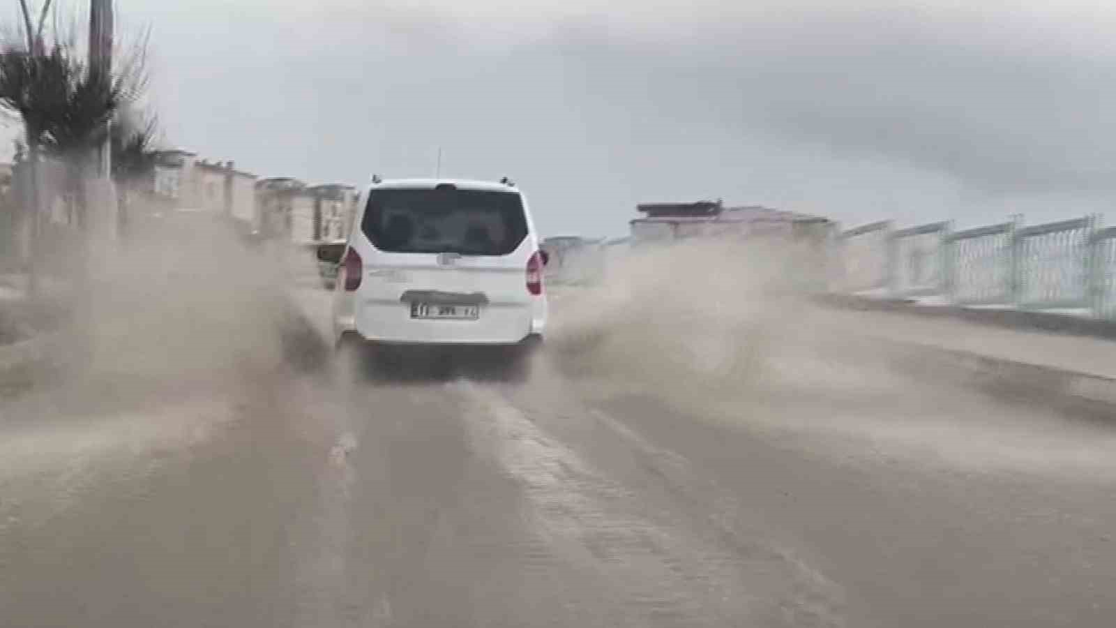 afetin ortasinda tehlikeli oyun cocuklar sel sularinda oynadi 5 acX3tR91