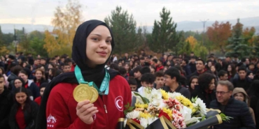 afra-kilinc-cin-ata-sporunda-cinlileri-maglup-edip-dunya-sampiyonu-oldu-2siOec5K.jpg