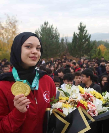afra-kilinc-cin-ata-sporunda-cinlileri-maglup-edip-dunya-sampiyonu-oldu-2siOec5K.jpg