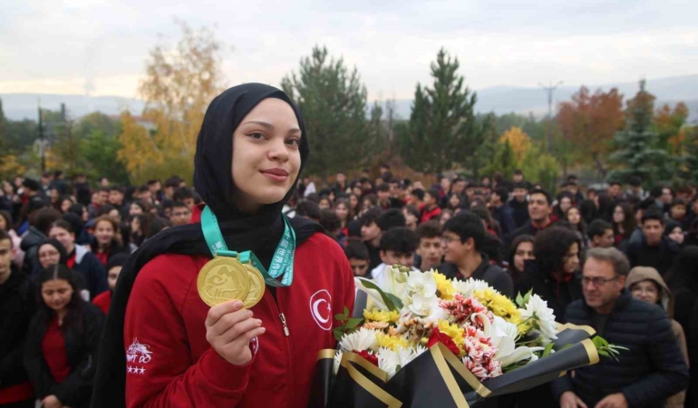 afra-kilinc-cin-ata-sporunda-cinlileri-maglup-edip-dunya-sampiyonu-oldu-2siOec5K.jpg