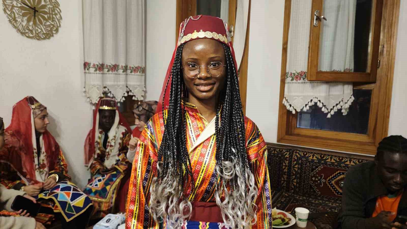 afrikali ogrenciler yozgatta halay cekti turkuler soyledi 1 iRgVMnyS