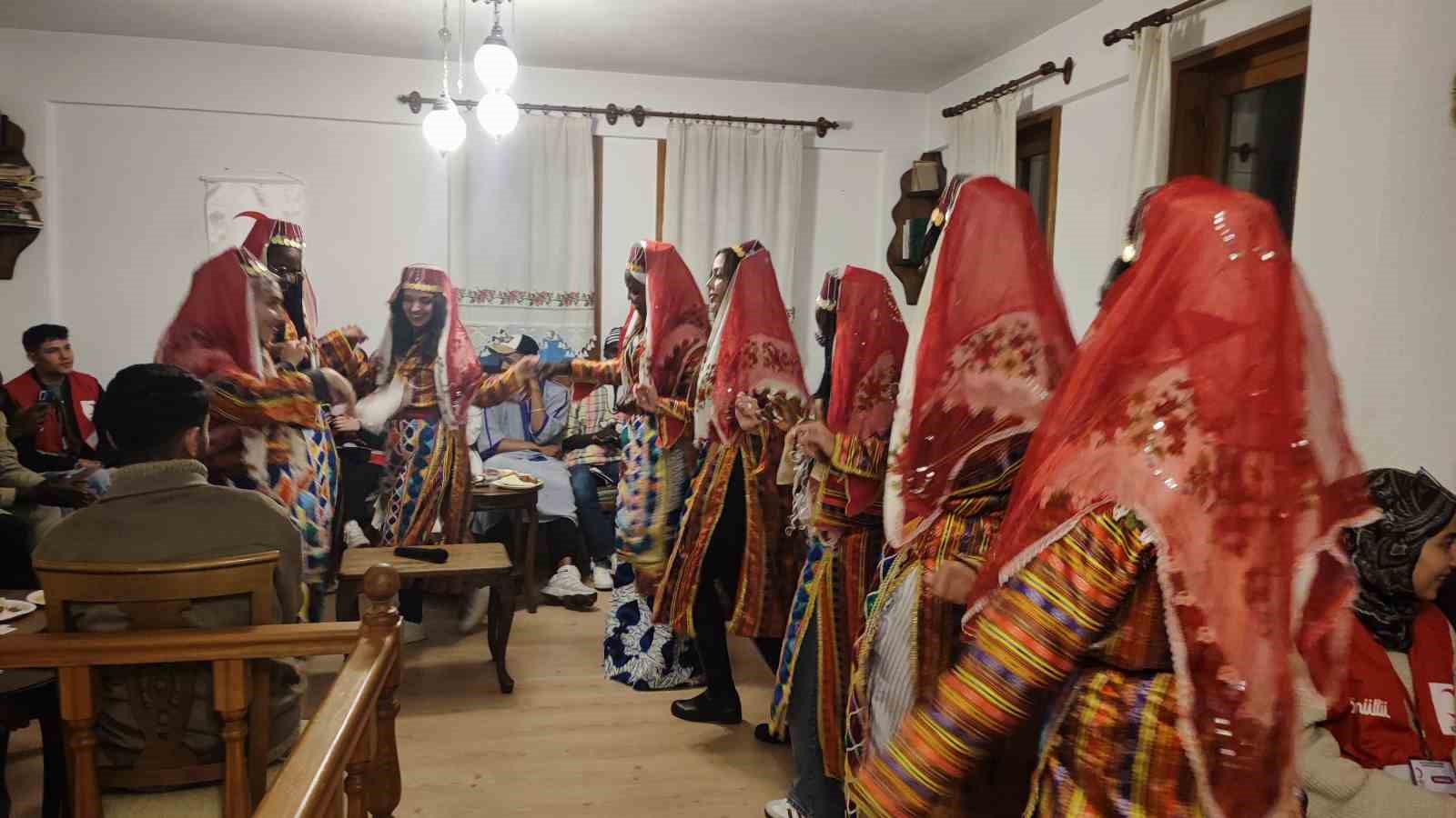 afrikali ogrenciler yozgatta halay cekti turkuler soyledi 4 sa9PrOgv