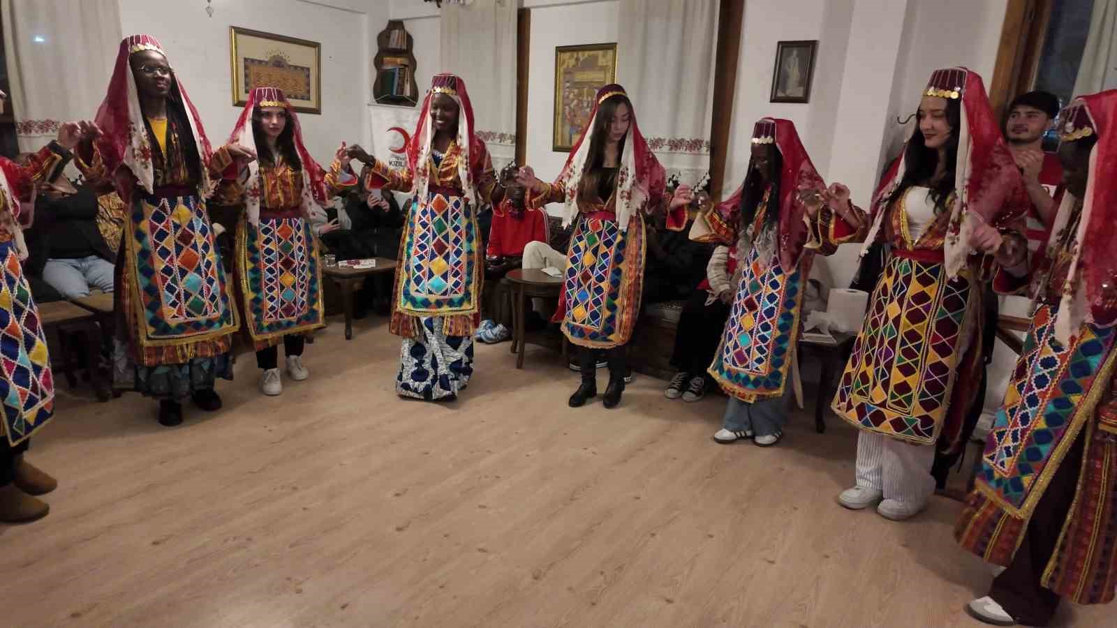 afrikali ogrenciler yozgatta halay cekti turkuler soyledi 5 9AMTKCir