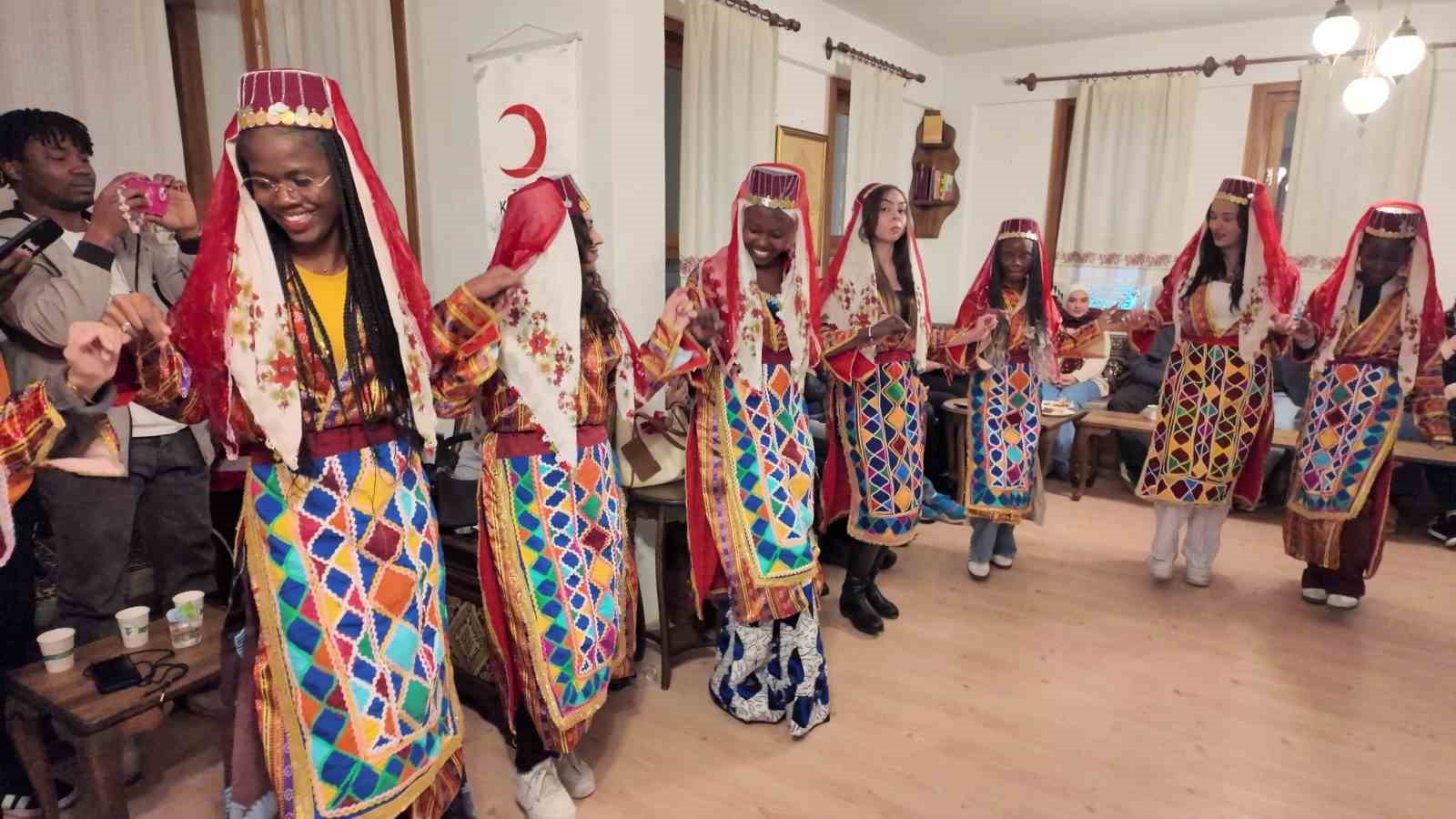 afrikali ogrenciler yozgatta halay cekti turkuler soyledi 6 25AhKY1f